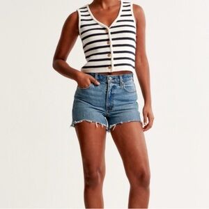 NWT Abercrombie Curve Love High-Rise 4” Mom Shorts — Medium Wash Denim size 2